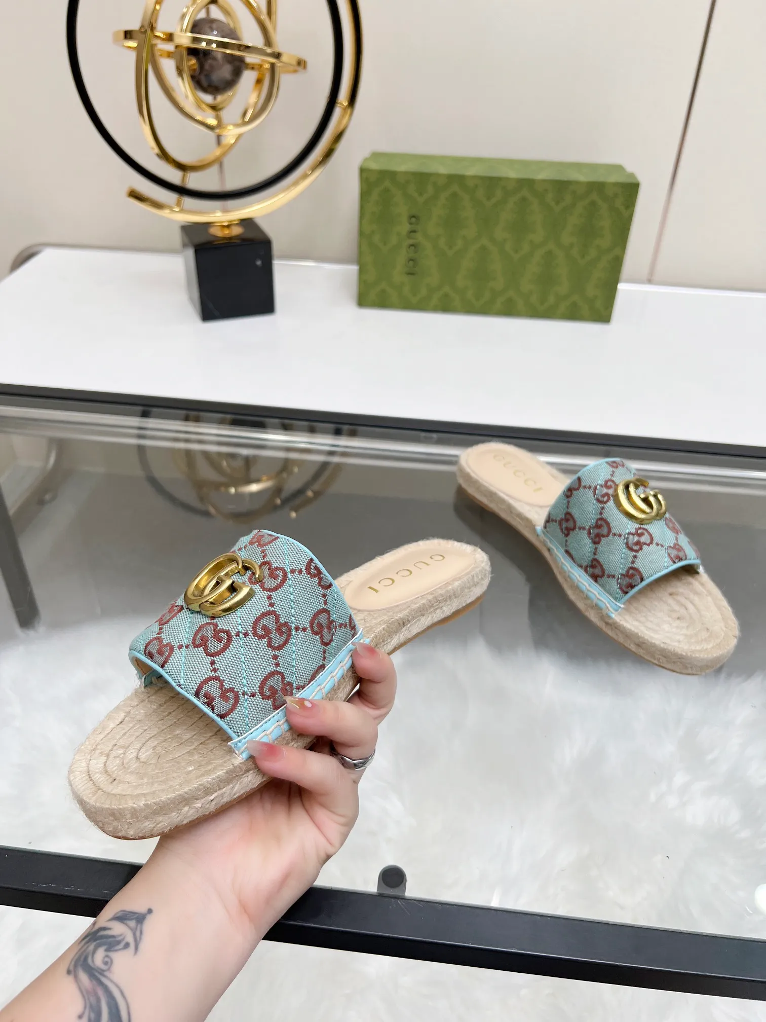 👟👟Ex-factory price 320👟👟 Gucci slippers fisherman shoes new color Injection molded one-piece straw bottom, high-end quality Fabric: Double G imported fabric Lining: sheepskin lining Code number: 35~42 Fabric styles include apricot, floral, pink, black, blue, burgundy, champagne, green, orange, cyan, starry sky, more than 30 colors to choose from, many colors to be updated in the future ,,,,,,,,